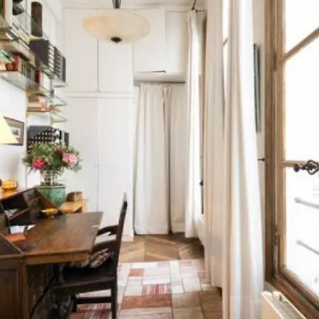 Duplex St-michel - Quartier Latin Apartment *